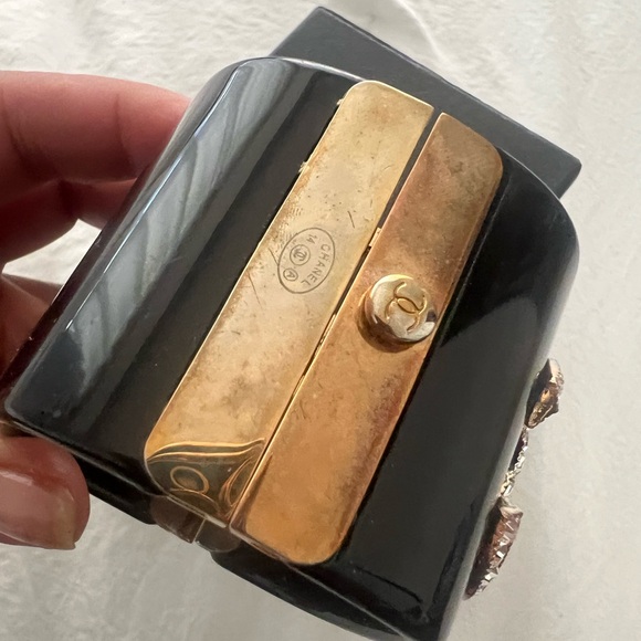 👑✅PRICE FIRM✅ Beautiful Vintage Chanel Black Resin Cuff Bracelet. - Picture 10 of 16